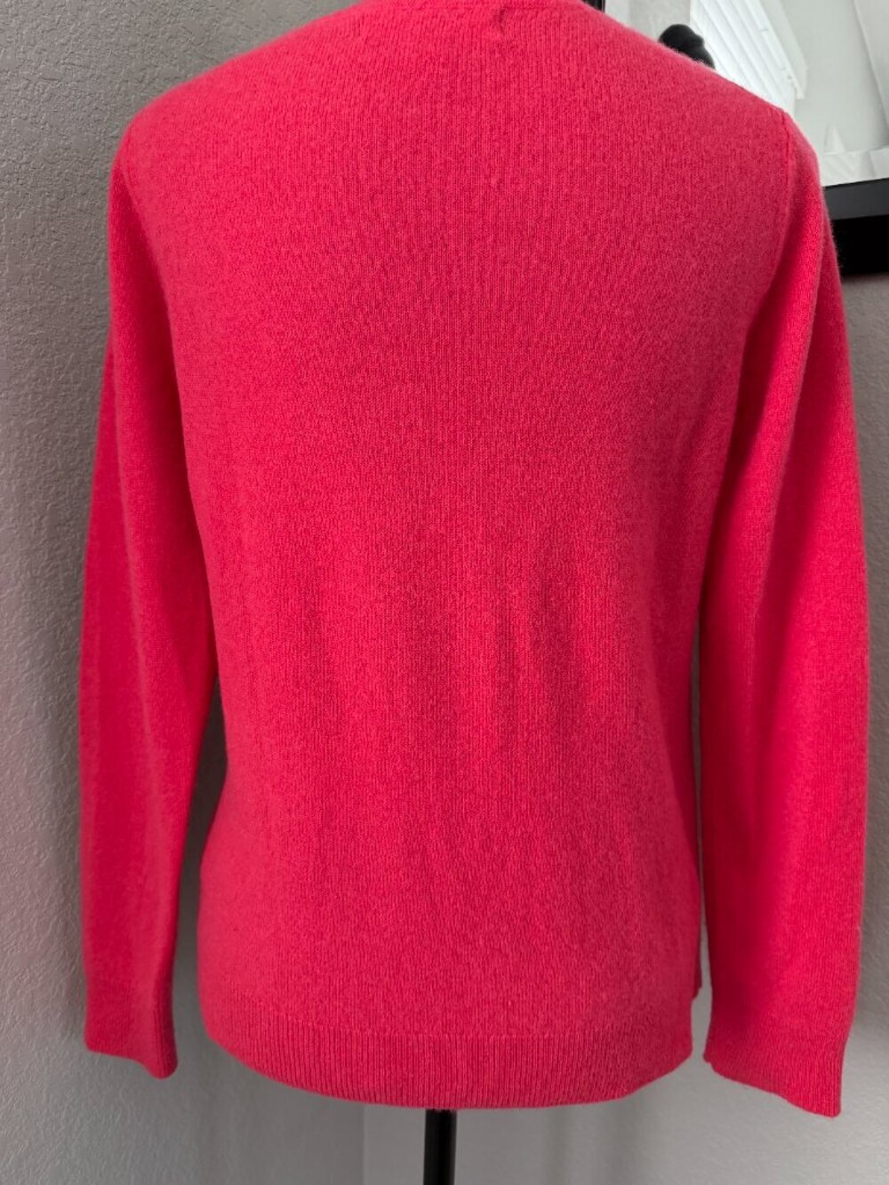 TAHARI 100% Cashmere Pink V Neck Sweater Medium - Picture 6 of 13